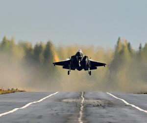 Norewski F-35A ląduje na drodze 