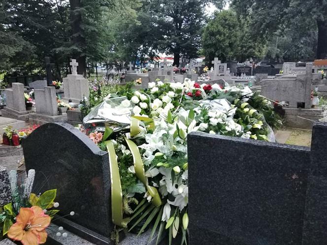 Tragedia w Salisbury. Zamordowane kobiety pochowane w Tarnowie. Grobu nie widać spod kwiatów