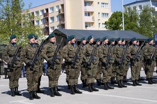 Ponad stu żołnierzy na Placu Solidarności w Olsztynie. Złożyli uroczystą przysięgę [ZDJĘCIA]