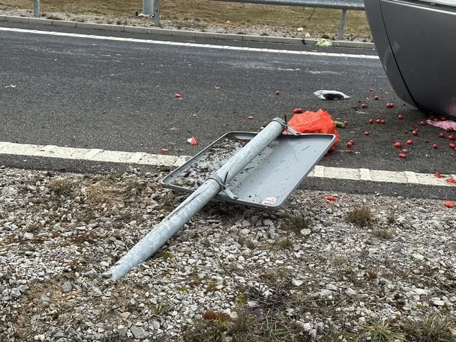 Horror w powiecie wołomińskim. Przerażający wypadek. Honda koziołkowała przez kilkadziesiąt metrów