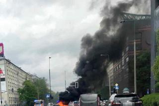 Autem elektrycznym huknął w słup, pojazdstanął w ogniu