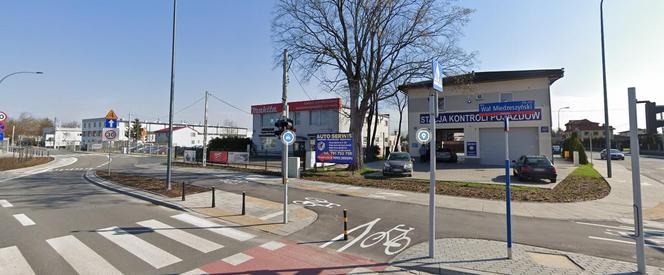 To najdłuższa ulica w Warszawie. Ma aż 14,5 km, ciągnie się przez dwie dzielnice