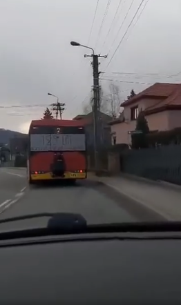 Bielsko-Biała. Jechał na zderzaku autobusu! To nagranie jest hitem [ZDJĘCIA]