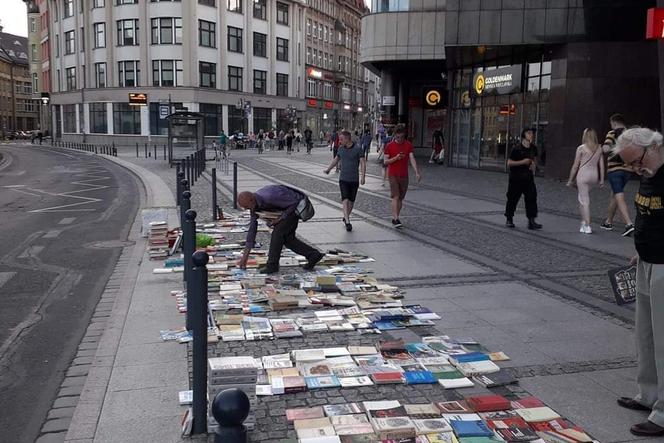 Sprzedaje książki na ulicy