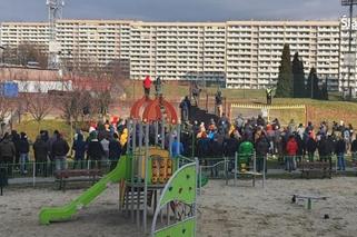 Jastrzębie-Zdrój: Kibice protestowali przed stadionem. Nie podobają im się obostrzenia. Interweniowała policja, posypały się mandaty [ZDJĘCIA]