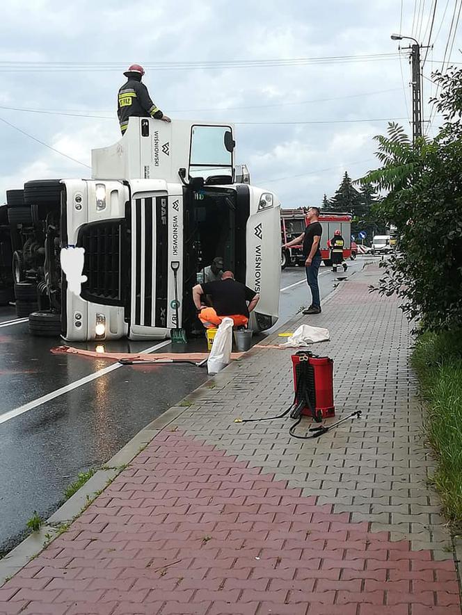 Wypadek w Tymowej. Ciężarówka przewróciła się na bok i zablokowała drogę