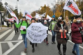 Pod KPRM protestują pracownicy budżetówki