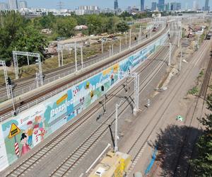 Na stacji Warszawa Zachodnia powstał nowy mural. Jego długość to ponad 300 metrów