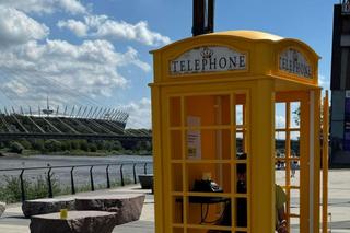 Żółta budka telefoniczna nad Wisłą