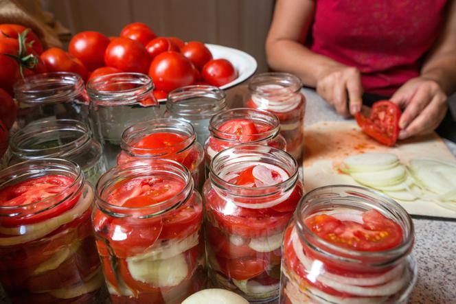 Rewelacyjna sałatka z pomidorów i cebuli do słoików