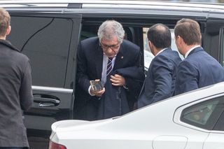 Fernando Santos przyłapany przez paparazzi. Z nałogiem nie rozstaje się nawet na chwilę! Stroił miny z papierosem w ręku w Warszawie