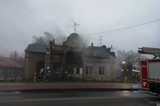 Groźny pożar w Pabianicach. Policjant po służbie wydostał ludzi z płonącego budynku