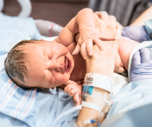 Pęknięcie krocza jest lepsze od nacięcia? Ta położna uważa, że tak i wyjaśnia dlaczego