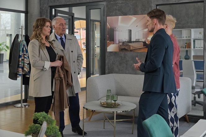 Pierwsza miłość, odcinek 4038: Berenika (Maria Konarowska), Karol Weksler (Karol Strasburger), (Dominik Rybiałek), Oskar (Filip Gurłacz)