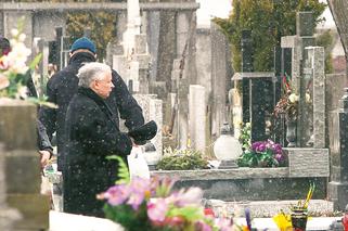 WIELKANOC 2013: Jarosław Kaczyński zaniósł święconkę na grób bliskich