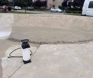 Czy nowa metoda się sprawdzi? Zakończono pierwsze prace naprawcze na Skateplazie w Lesznie