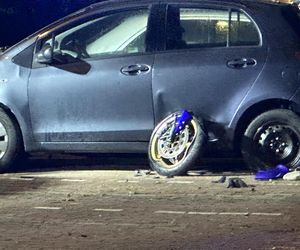 Makabryczny wypadek na Mokotowie. Motocyklista zderzył się z autem i wpadł na parking