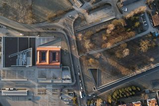 Centrum obsługi, które wsłuchuje się w ciszę. Powstało na terenie byłego obozu zagłady, który co roku odwiedza 2 miliony osób