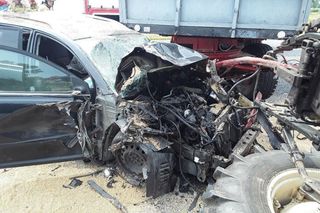 Toyota zmasakrowana po zderzeniu z ciągnikiem! Kierowcy nie można było nawet wyciągnąć [ZDJĘCIA]