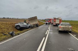 Strażacy w żałobie po wypadku na DK 25 pod Bydgoszczą. Zginął emerytowany funkcjonariusz [ZDJĘCIA]