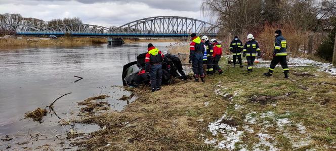 Tykocin. Honda wpadła do rzeki. Za kierownicą 35-latek [ZDJĘCIA]