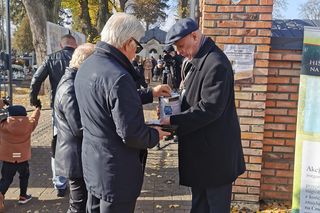 Tak przebiegała listopadowa kwesta na siedleckim cmentarzu w 2024 roku.