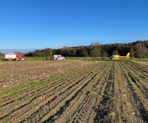 Rolnik wpadł pod jadący ciągnik! Mężczyzna trafił do szpitala [ZDJĘCIA]
