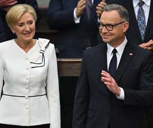 Agata Duda z kokardą na ramieniu. Ukryty przekaz kreacji! Ekspert nie ma wątpliwości, to symbol!