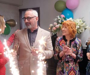 M jak miłość odc. 1872. Sylwia (Hanna Turnau), Adam Werner (Jacek Kopczyński), pani Ola (Ewa Kolasińska), Viola (Magdalena Waligórska)