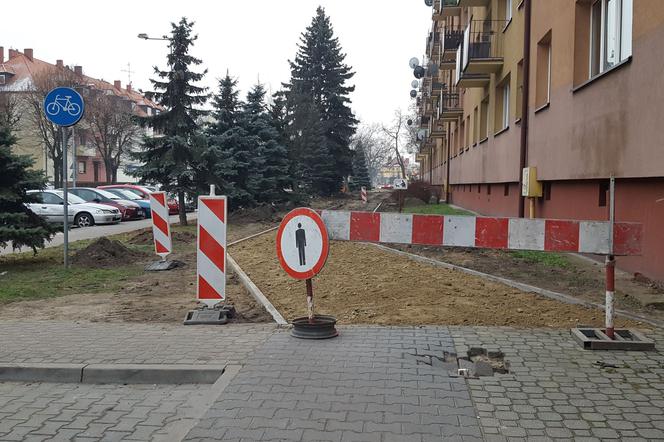 Budują ściężkę rowerową rzy ul. Dąbrowskiego w Lesznie