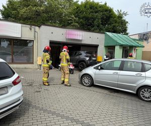 Żory: 73-latek wjechał autem w salon beauty