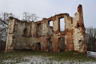 Ruiny zamku w Bychawie położone są nad zalewem
