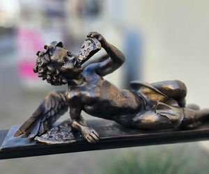  W Toruniu jest  nowy anioł. Zastaliśmy go w relaksacyjnej pozie, z pizzą w ręku. To już szósta taka rzeźba 