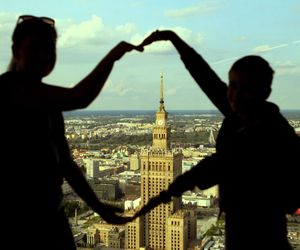 Nowy taras widokowy w Warszawie. Z góry widać szczyt Pałacu Kultury. Widok jest nieziemski