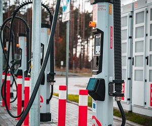 Pierwszy hub szybkiego ładowania elektryków już otwarty. Powstał w woj. warmińsko-mazurskim