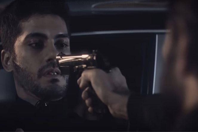 Okaże się, że Yaman porwał jednego z napastników i nakazał mu, by go udawał 