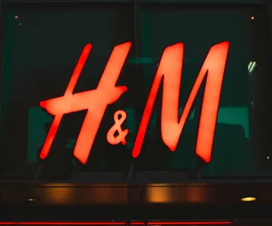 H&M masowo zamyka swoje sklepy? Chcą w ten sposób obniżyć koszty 