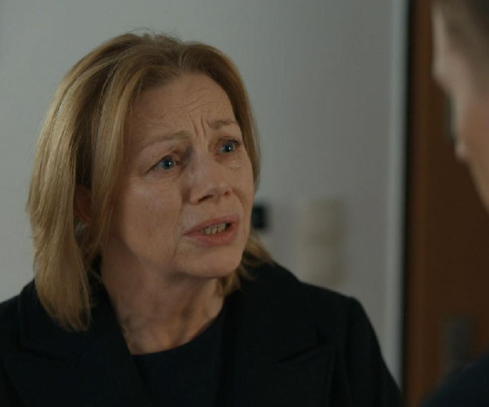 Wanda Barełkowska rozmawia z synem Tomaszem Sokołowskim w serialu Barwy szczęścia, wyrażając smutek i żal. Jej błękitne oczy są pełne łez. Scena przedstawia trudne relacje matki i syna w kontekście żałoby. Więcej o ich losach na Super Seriale.