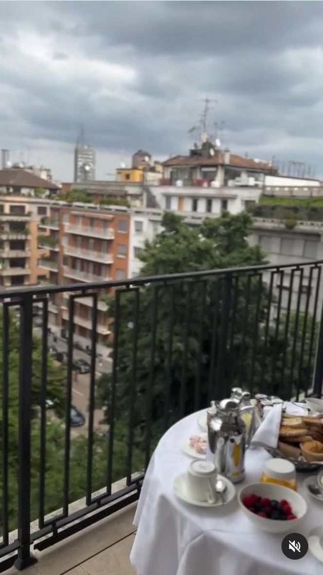 Roksana Węgiel pałaszuje śniadanko w samym szlafroku. Kevin nie wytrzymał!