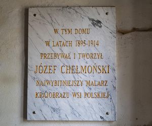 Niezwykła wieś w Łódzkiem. W tym dworku mieszkał Chełmoński