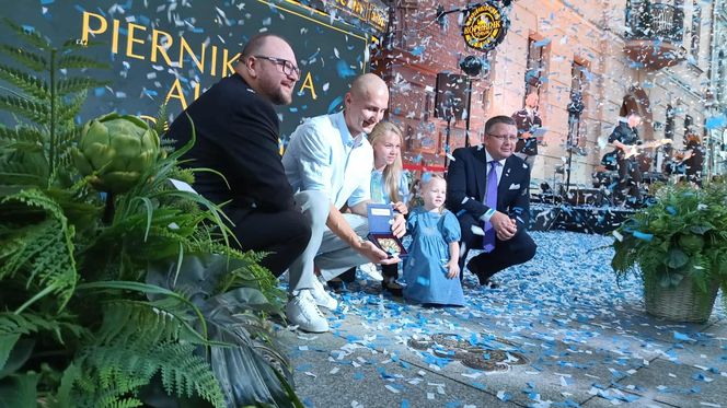 Mirosław Ziętarski z Katarzynką w Piernikowej Alei Gwiazd