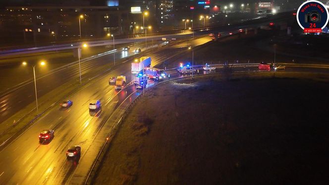 Matka nie żyje, w aucie dzieci. Śmiertelne dachowanie w Warszawie