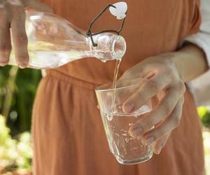 Jak przekonać się do picia wody? Dzięki tym trikom będziesz sięgać po nią częściej 