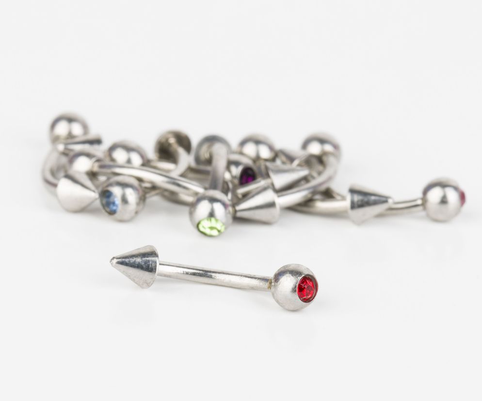 Zarówno kobiety, jak i mężczyźni mają do wyboru wiele form piercingu intymnego.