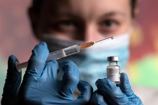 Polska szczepionka to szczepionka starszego typu. Czy jest skuteczna? Ekspert nie pozostawia złudzeń