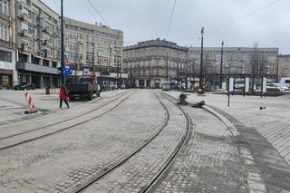 Plac wolności kilka dni przed otwarciem! Już odwiedzają go pierwsi łodzianie [ZDJĘCIA]