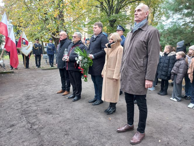 Zapalono znicze dla rozstrzelanych mieszkańców Leszna. W rocznicę tragicznych wydarzeń [ZDJĘCIA]
