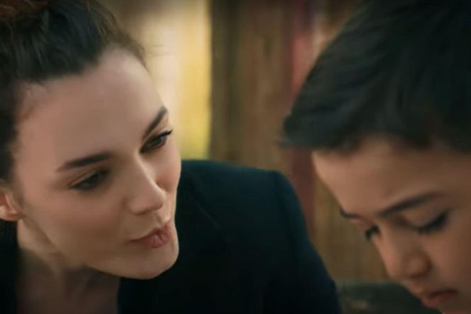 Tymczasem przyrodni brat szykuje na nią zasadzkę! 