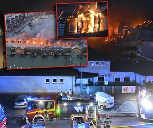Pożar budynku mieszkalnego pod Warszawą. Strażacy walczą z żywiołem