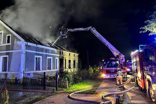 Tragiczny pożar domu w Stegnach. Gdy przyjechali strażacy, palił się cały dach